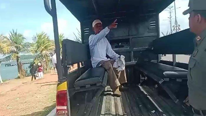 LANSIA DI TANJUNGPINANG VIRAL - Tangkap layar anggota Satpol PP Tanjungpinang mengamankan lansia berinisial Zl (62) dekat Tugu Sirih, Selasa (7/1/2025). Langkah tegas terhadap lansia ini diambil setelah aksi tak senonohnya sempat viral di medsos.
