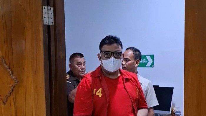 Terdakwa Satria Nanda saat memasuki ruang sidang utama PN Batam jalani sidang putusan, Rabu (4/6/2025)
