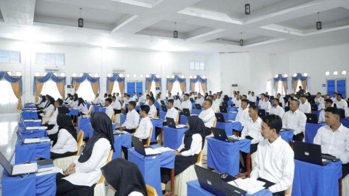 UJIAN - Potret peserta PPPK Pemerintah Kabupaten Lingga 2024 saat melaksanakan ujian di Aula Kantor Bupati Lingga, Daik, beberapa waktu lalu.