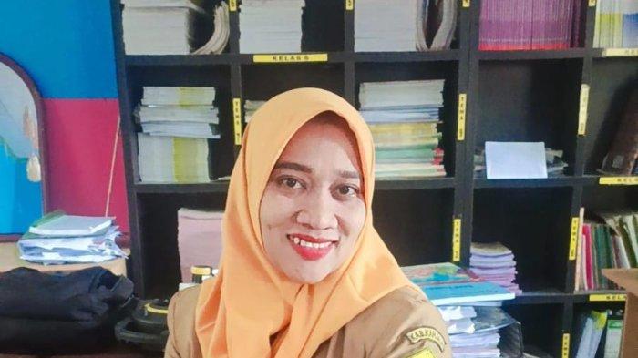 HONORER - Fitriawati guru SD Negeri 001 Meral Barat berharap ada perhatian Pemerintah Daerah untuk membayarkan gajinya selama tiga bulan agar bisa untuk memenuhi kebutuhan lebaran Idulfitri.