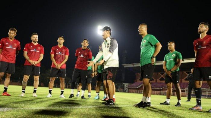 Terlihat pelatih Timnas Indonesia, Shin Tae-yong tengah memberikan arahan kepada pemainnya dalam persiapan FIFA Matchday melawan Turkmenistan