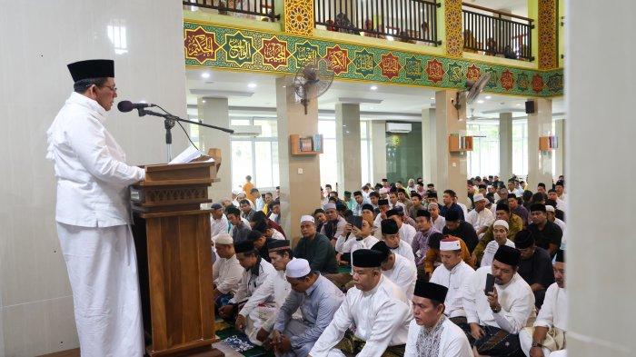 Gubernur Kepri Ansar Ahmad melaksanakan Sholat Idul Adha 1445 H/ 2024 M di Lapangan Usman Harun (Masjid At-Thoriq), Senin (17/06)