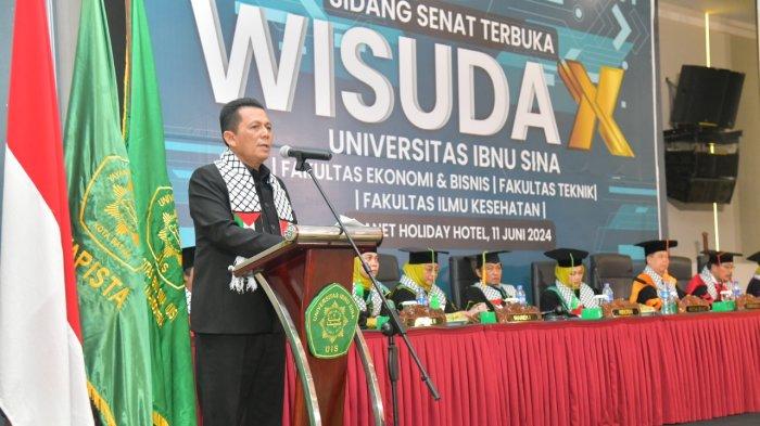 Gubernur Kepri Ansar Ahmad memberikan sambutan pada acara Sidang Senat Terbuka Wisuda Angkatan X Universitas Ibnu Sina bertempat di Ballroom Hotel Planet Holiday Kota  Batam, Selasa  (11/6)