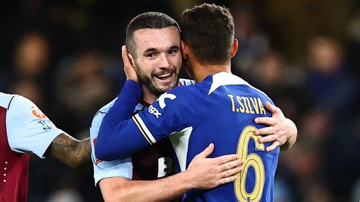 Imbang - Pertandingan Chelsea vs Aston Villa di putaran keempat Piala FA (FA Cup) 2023-2024 di Stadion Stamford Bridge, London,  Jumat (26/1/2024) berakhir imbang 0-0. Gelandang Aston Villa asal Skotlandia John McGinn (kiri) memeluk bek Chelsea asal Brazil Thiago Silva usai pertandingan. Kedua tim akan kembali bertemu untuk menentukan pemenang pada Rabu (6/2/2024).