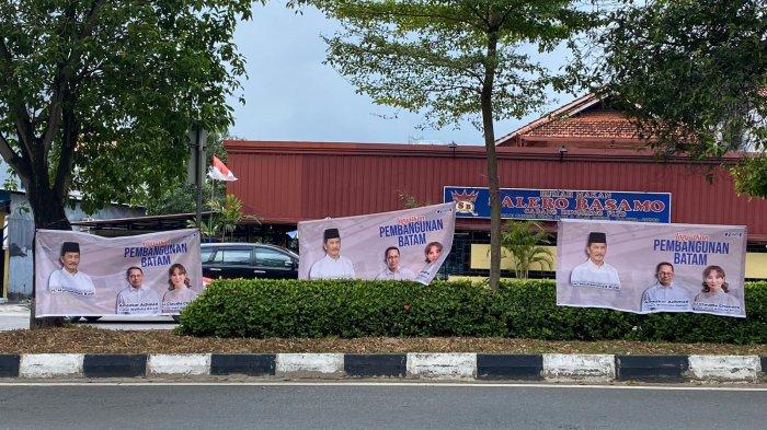 Spanduk dukungan dari H. Muhammad Rudi untuk pasangan Amsakar Achmad dan Li Claudia Chandra di Pilwako Batam 2024 bertebaran di sejumlah ruas jalan.