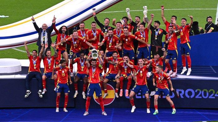 Alvaro Morata mengangkat trofi setelah Spanyol Juara Piala Eropa 2024 (Euro 2024) setelah menang 2-1 vs Inggris di final, Minggu, 14 Juli 2024