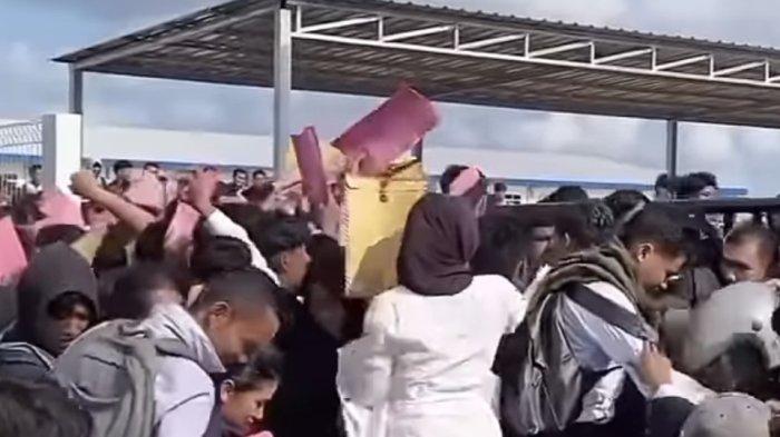 Tangkapan layar video viral para pencaker saat melamar di PT Letsolar Energy Indonesia pada Sabtu, (19/4/2025)