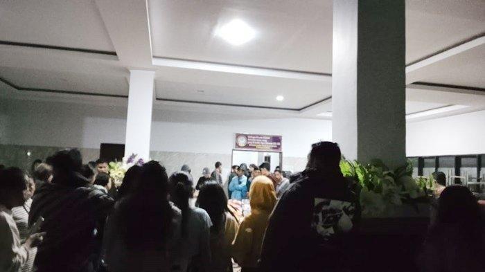 KECELAKAAN MAUT - Suasana di RS Elim Rantepao, Toraja Utara, Sabtu (12/7/2025) malam.