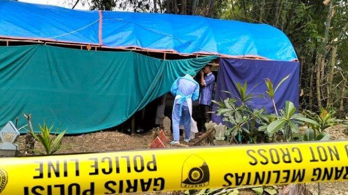 BONGKAR MAKAM - Suasana pembongkaran makam ayah dan anak di TPU Dukuh Wangil, Desa Sambonganyar, Kecamatan Ngawen, Kabupaten Blora, Jumat (28/2/2025).