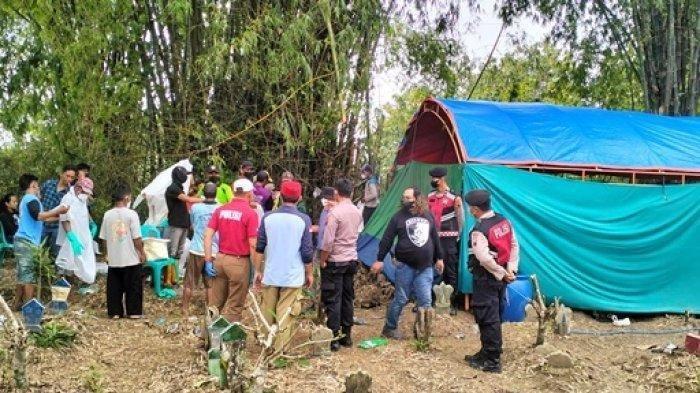 CARA PELAKU RACUNI KORBAN - Suasana pembongkaran makam ayah dan anak di TPU Dukuh Wangil, Desa Sambonganyar, Kecamatan Ngawen, Kabupaten Blora, Jumat (28/2/2025). Berikut ini adalah cara pelaku membunuh Muslikin (45) dan anaknya S (9) menggunakan racun di Kabupaten Blora, Jawa Tengah.