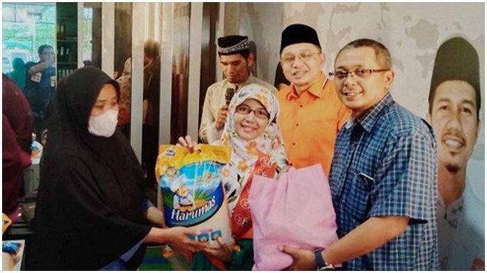 Suryanto dan PKS Batam menyerahkan santunan kepada lansia dan janda.