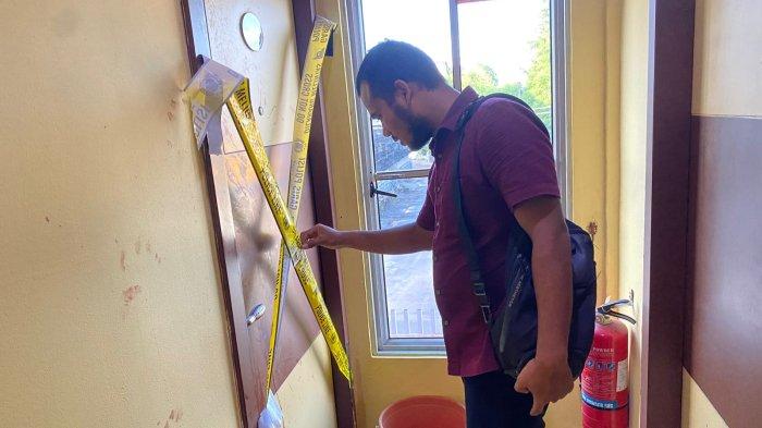 PEMBUNUHAN DI BATAM - kamar S Kostel di kawasan Simpang Basecamp, Kecamatan Sagulung, Kota Batam, Provinsi Kepulauan Riau (Kepri), Selasa (2/6). Di kamar ini, seorang remaja di Batam berinisial Si bertemu dengan wanita berinisial Vla (30) yang ia kenal lewat MiChat hingga berhubungan layaknya suami istri. Remaja di Batam itu menikam Vla hingga tewas setelah tersulut emosi dengan perkataan korban.