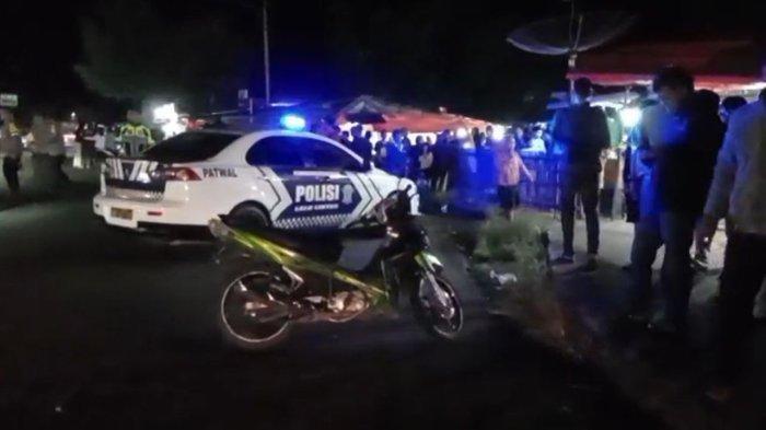 TKP PEMBUNUHAN KEPAHIANG - TKP pembunuhan seorang pria di Terminal Kepahiang Bengkulu. Sejumlah warga ramai berkerumun di sekitar TKP.