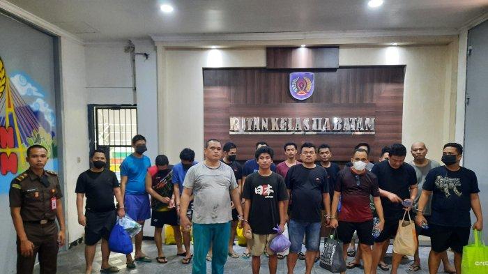 Para tersangka kasus narkotika oknum Satresnarkoba Polresta Barelang saat tahap 2 di Kejaksaan Negeri Batam, Kamis (19/12/2024)