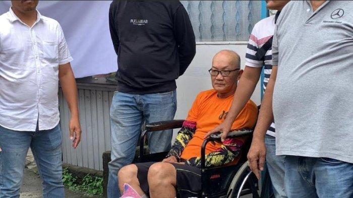 Tampang Johanes Tambun Eugene alias Abun, saat dihadirkan oleh petugas di lokasi kejadian, Jalan Badak, Kecamatan Medan Area. Abun adalah pelaku pembunuhan terhadap Netty yang merupakan ibu kosannya, Senin (18/11/2024).