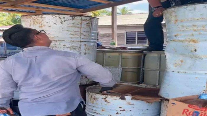 Personel Satpol PP saat menemukan 5 ton BBM jenis solar di pangkalan minyak tanah Desa Rejai, Kecamatan Bakung Serumpun, Kabupaten Lingga, Provinsi Kepri, Sabtu (10/6/2023).