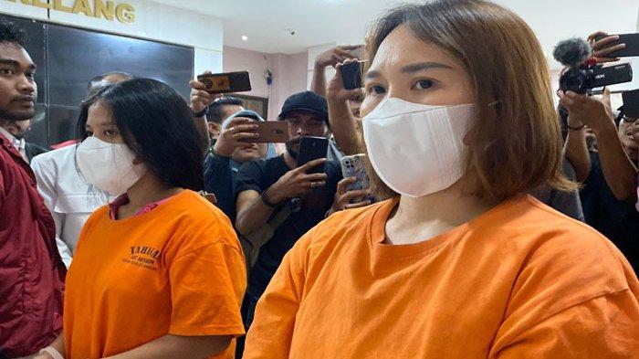 PENGANIAYAAN ART DI BATAM - Roslina (paling kanan) dan Merlin, dua tersangka penganiayaan ART di Batam asal NTT saat ungkap kasus di Polresta Barelang, Senin (23/6/2025).