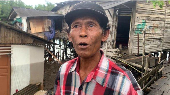 RUMAH ROBOH DI TANJUNGPINANG - Pamadi (51), tetangga rumah yang roboh di Kota Tanjungpinang, Provinsi Kepri saat ditemui TribunBatam.id, Senin (18/11).