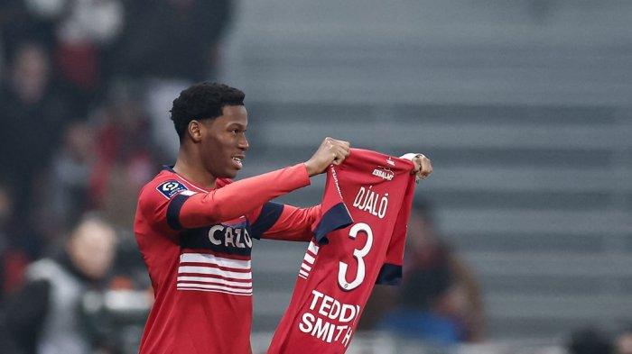 Striker Lille asal Portugal Tiago Djalo selebrasi dengan jersey rekannya yang cedera setelah cetak gol ke gawang Lyon, 10 Maret 2023.
