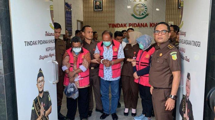TERSANGKA KORUPSI - Ketiga tersangka dugaan korupsi pembangunan gedung LPP TVRI di Tanjungpinang saat akan dibawa ke Rutan Kelas l Tanjungpinang, Senin (09/12/2024).