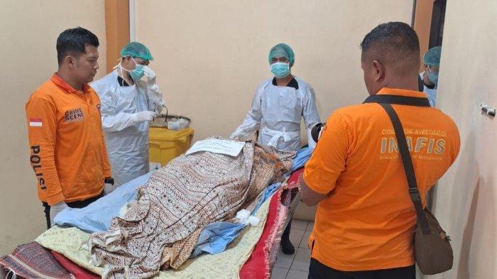 Tim Inafis Polres Malang saat melakukan pemeriksaan kepada jenazah korban yang dibakar oleh adiknya.