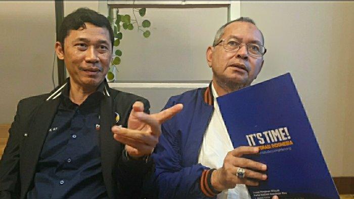 Suhadi (Kiri) Ketua Tim Penjaringan Bakal Calon Kepala Daerah Kota Batam Partai NasDem & Tengku Afrizal (kanan) Ketua Tim Penjaringan Bakal Calon Kepala Daerah tingkat Provinsi Partai NasDem saat memberikan penjelasan di Hotel Aston Batam, Senin (13/5/2024)