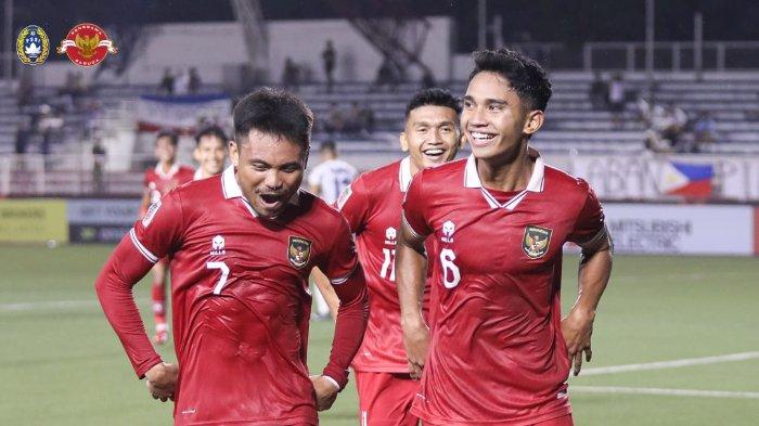 Pemain timnas Indonesia, Marselino Ferdinan (kanan), lakukan selebrasi usai berhasil cetak gol di laga Filipina vs Indonesia di babak fase grup Piala AFF 2022. Senin (2/1/2023).