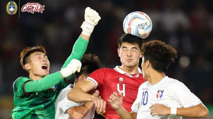 Aksi Elkan Baggot ketika berebut bola di udara pada laga Timnas U23 Indonesia vs China Taipei di Kualifikasi Piala Asia U23 2024. Sabtu (9/9/2023).