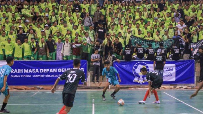 Suasana pertandingan hari pertama UT Batam Hi-School Futsal Championship 2023