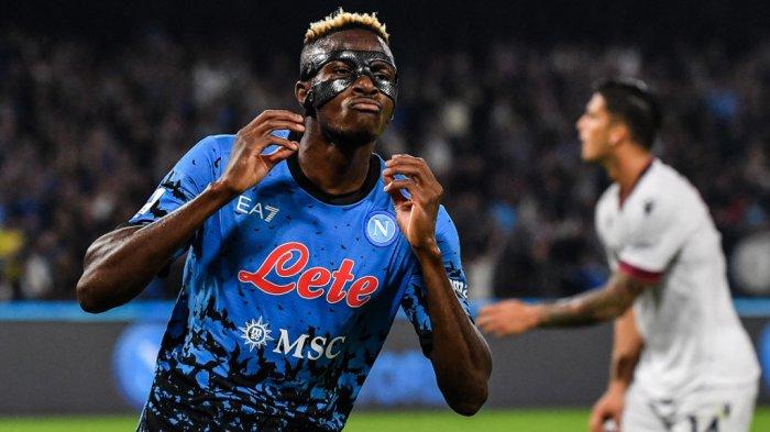 NAPOLI MENANG - Striker Napoli asal Nigeria Victor Osimhen selebrasi setelah mencetak gol kemenangan Napoli atas Bologna, Minggu (16/10/2022) di Stadion Diego Armando Maradona, Naples. Napoli menang 3-2 pada pertandingan ini.