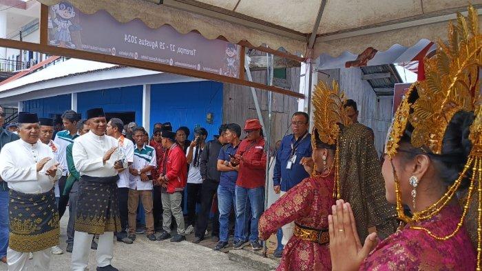 PILKADA ANAMBAS 2024 - Wan Zuhendra dan Amat Yani (WAY) mendatangi kantor KPU Anambas untuk mendaftar Pilkada, Selasa (27/8/2024).