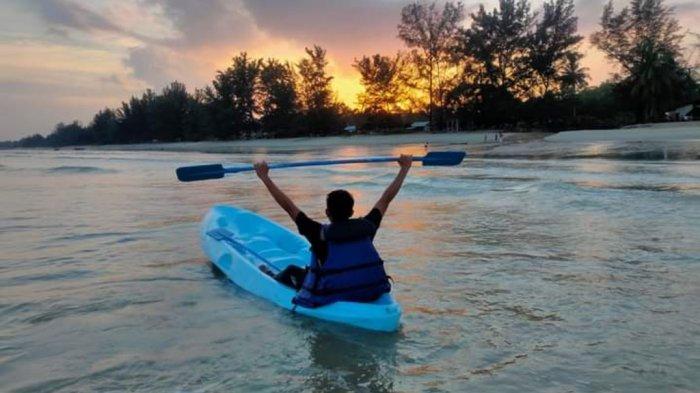 Wahana permainan di pantai Desa Batu Berdaun, Kecamatan Singkep, Kabupaten Lingga, Provinsi Kepri.