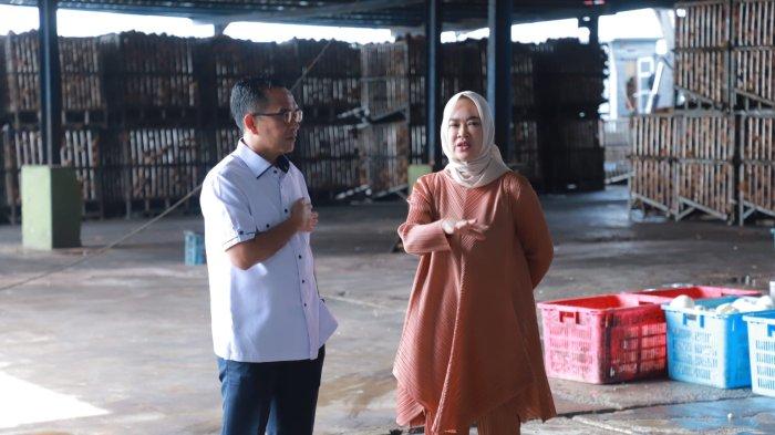 Sekretaris Komisi II DPRD Kepri, Wahyu Wahyudin saat melihat langsung industri kelapa di Kepri.