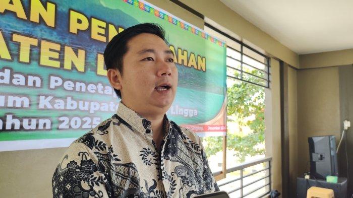 Wakil Ketua Asosiasi Pengusaha Indonesia (APINDO) Lingga, Anton saat diwawancarai usai pembahasan UMK 2025 di Pantai Tiga Berlian, Teluk Ru, Desa Tanjung Harapan, Kecamatan Singkep, Rabu (11/12/2024).