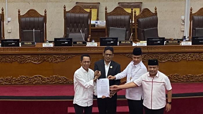 SERAHKAN BERKAS RANPERDA - Wali Kota Batam, Amsakar Achmad menyerahkan berkas Ranperda Penyelenggaraan Administrasi Kependudukan dalam rapat paripurna di DPRD Batam, Senin (21/7/2025).
