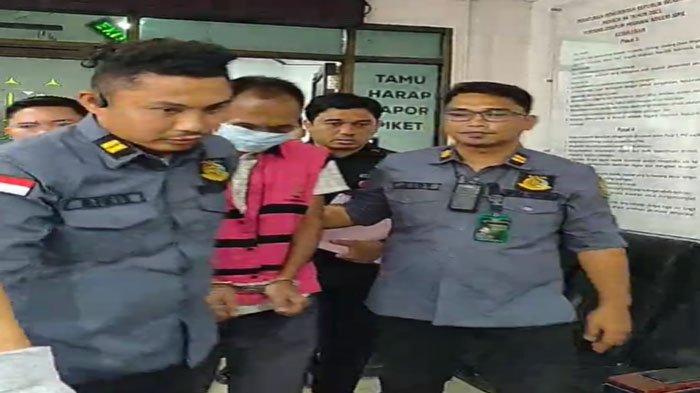 KEJARI BATAM - Jaksa membawa seorang warga Singapura berinisial Ptp, manajer PT Sentek Indonesia ke mobil tahanan, Selasa (17/6/2025). Penyidik Kejari Batam menetapkan seorang warga Singapura tersangka korupsi lahan fasum dan fasos Pemko Batam di Perumahan Merlion Square, Kecamatan Batuaji.