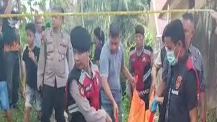 PENEMUAN MAYAT -- Warga bersama Polisi saat mengevakuasi jenazah korban ke RS Siti Aisyah Lubuklinggau.