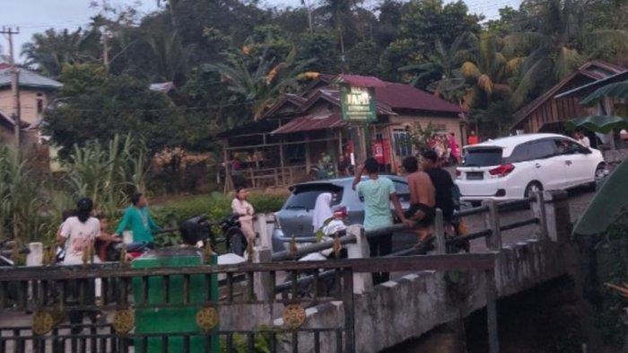 MOBIL GOYANG - Warga saat menggerebek mobil bergoyang yang ternyata Pak Kades dan Bu Bidan diduga mesum di halaman masjid di Desa Koto Gunung, Kecamatan Gunung Toar, Kabupaten Kuantan Singingi, Riau, Jumat (11/4/2025).