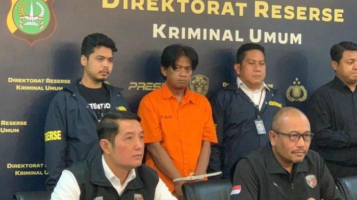 Tersangka Fauzan Fahmi (43) saat ditampilkan polisi dalam konferensi pers di Mapolda Metro Jaya, Jakarta Selatan, Senin (4/11/2024)