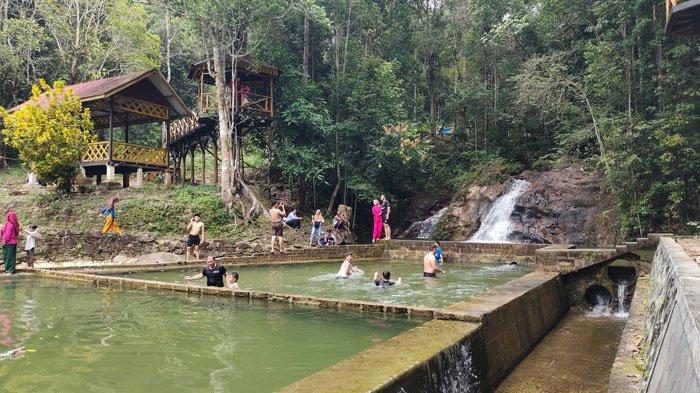 Wisata Air Terjun Batu Ampar di Kecamatan Singkep, Kabupaten Lingga, Provinsi Kepri saat dikunjungi warga lokal, Senin (23/1/2023).