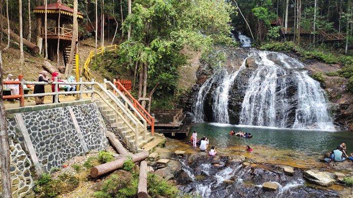 Wisata Air Terjun Resun di Desa Resun, Kecamatan Lingga Utara, Kabupaten Lingga, Provinsi Kepulauan Riau. Wisata di Lingga ini menjadi bagian dari destinasi wisata Kepri.