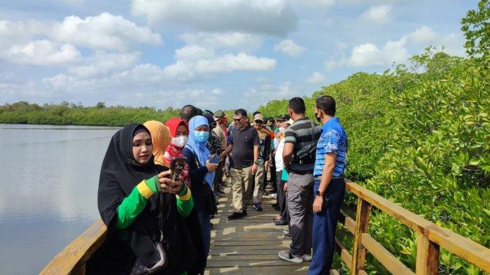 Wisata Mangrove Pering di Natuna menjadi bagian dari destinasi pariwisata, kawasan strategis pariwisata dan daya tarik wisata Provinsi Kepri.