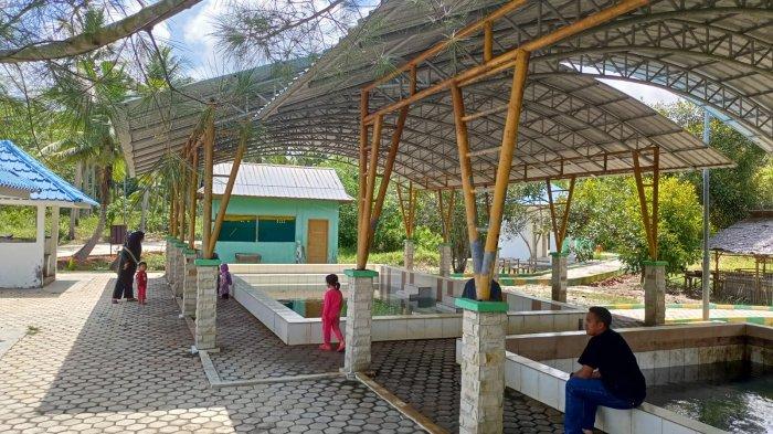 Kawasan wisata pemandian air panas di Desa Tanjung Hutan, Kecamatan Buru, Kabupaten Karimun, Provinsi Kepulauan Riau (Kepri).