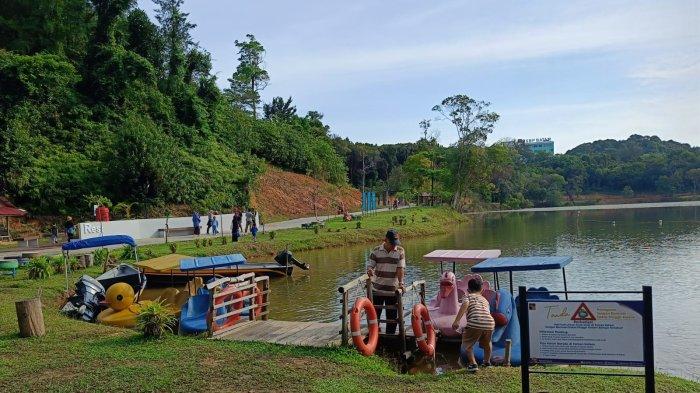 WISATA BATAM - Potret pengunjung di Taman Kolam Sekupang, Kota Batam, Provinsi Kepulauan Riau (Kepri) hari Minggu beberapa waktu lalu.