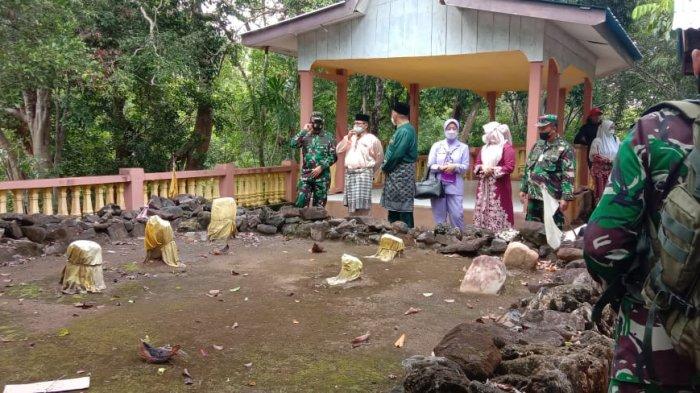 Potret makam Keramat Siantan, Dusun Air Nangak, Desa Teluk Siantan, Kabupaten Anambas, Provinsi Kepulauan Riau (Kepri) dikunjungi oleh sejumlah pejabat beberapa waktu lalu, Jumat (15/7/2022). Lokasi ini menjadi satu di antara banyak wisata religi di daerah terdepan Indonesia ini.