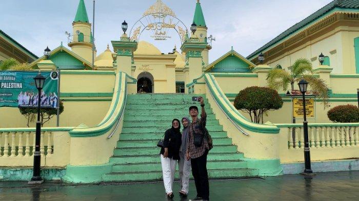 WISATA TANJUNGPINANG - Pengunjung berfoto dekat Masjid Raya Sultan Riau di Wisata Pulau Penyengat, Kota Tanjungpinang, Provinsi Kepulauan Riau (Kepri). Foto diambil baru-baru ini.