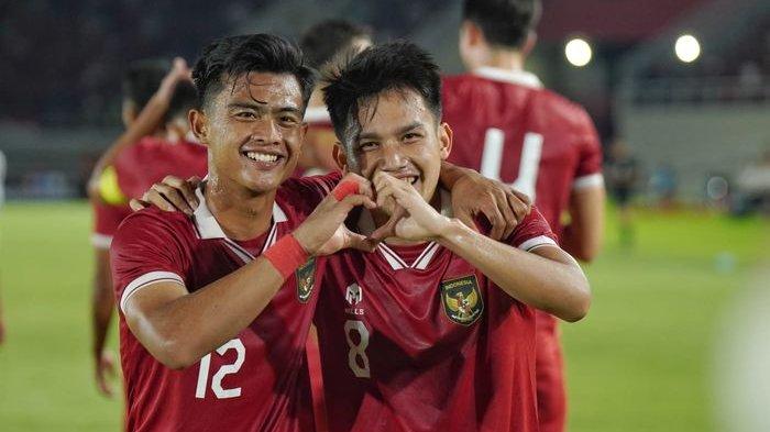 Timnas U23 Indonesia Menang - Pemain Timnas U23 Indonesia, Witan Sulaeman memeluk Pratama Arhan setelah mencetak gol ke gawang Chinese Taipei (Taiwan) dalam ajang kualifikasi Piala Asia U23 2024 di Stadion Manahan, Solo, Sabtu (9/9/2023). Indonesia menang 9-0 pada laga ini.