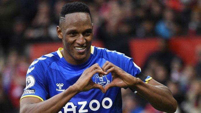 Bek Everton asal Kolombia Yerry Mina. AFP/OLI SCARFF
