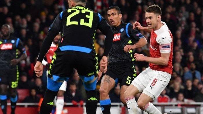 Aaron Ramsey melepaskan tembakan ke gawang Alex Meret yang membuat Arsenal unggul 1-0 atas Napoli pada leg pertama perempat final Liga Europa