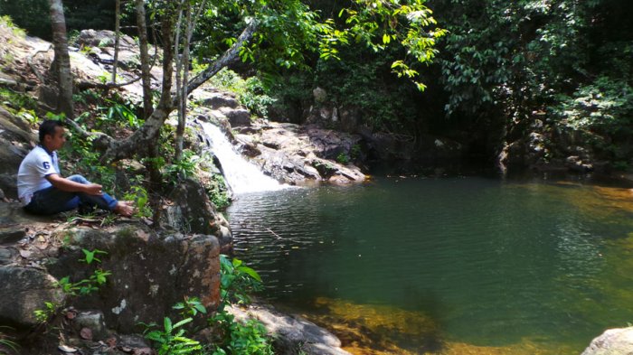 Warga yang berada di lokasi Air Terjun Neraja Desa Ulu Maras Kecamatan Jemaja Timur, Kabupaten Kepulauan Anambas.